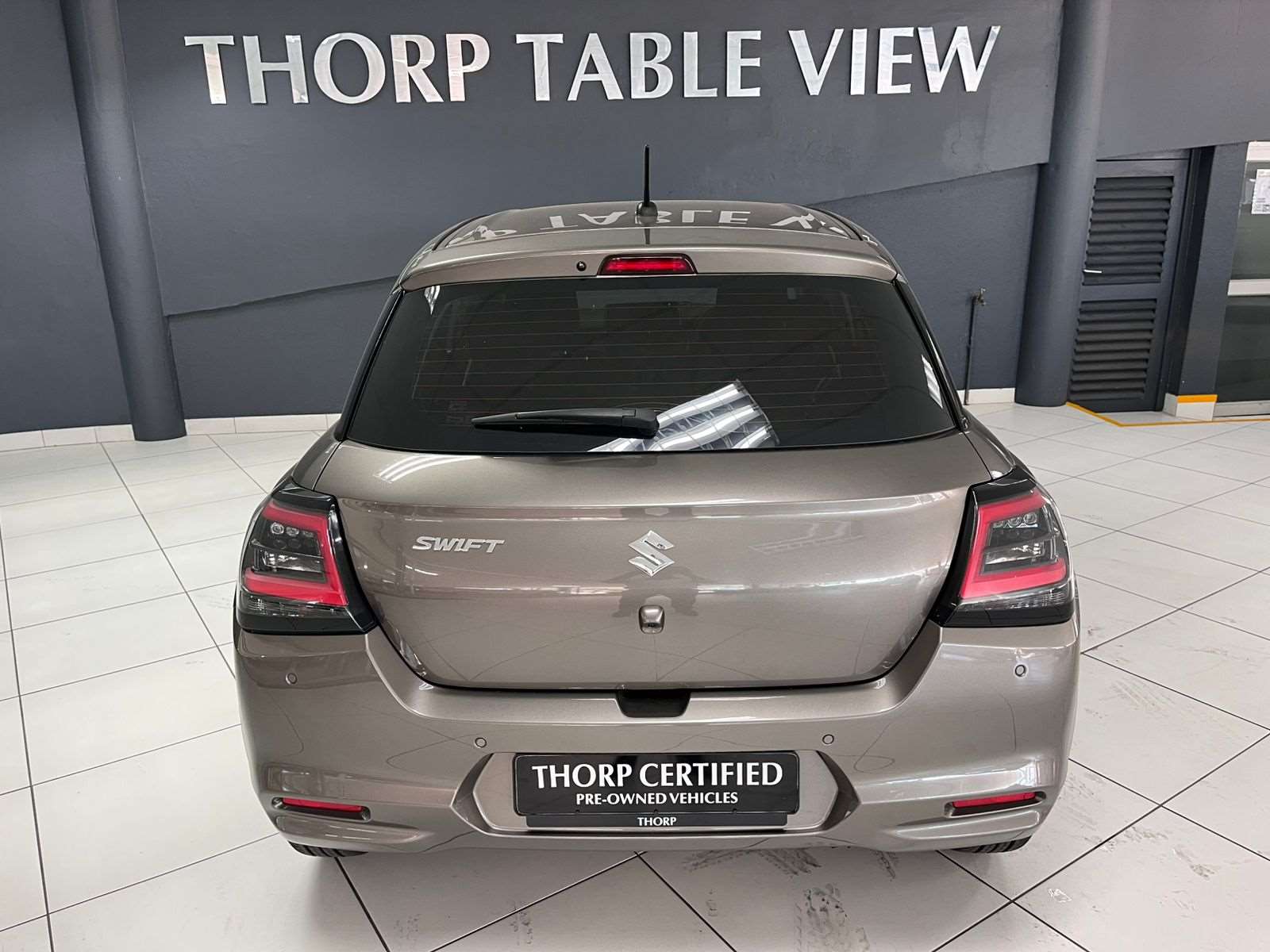 2025-MetallicMagmaGrey-Suzuki-Swift-12-GLX-CVT-8824131-4-1600x1200-1.jpg
