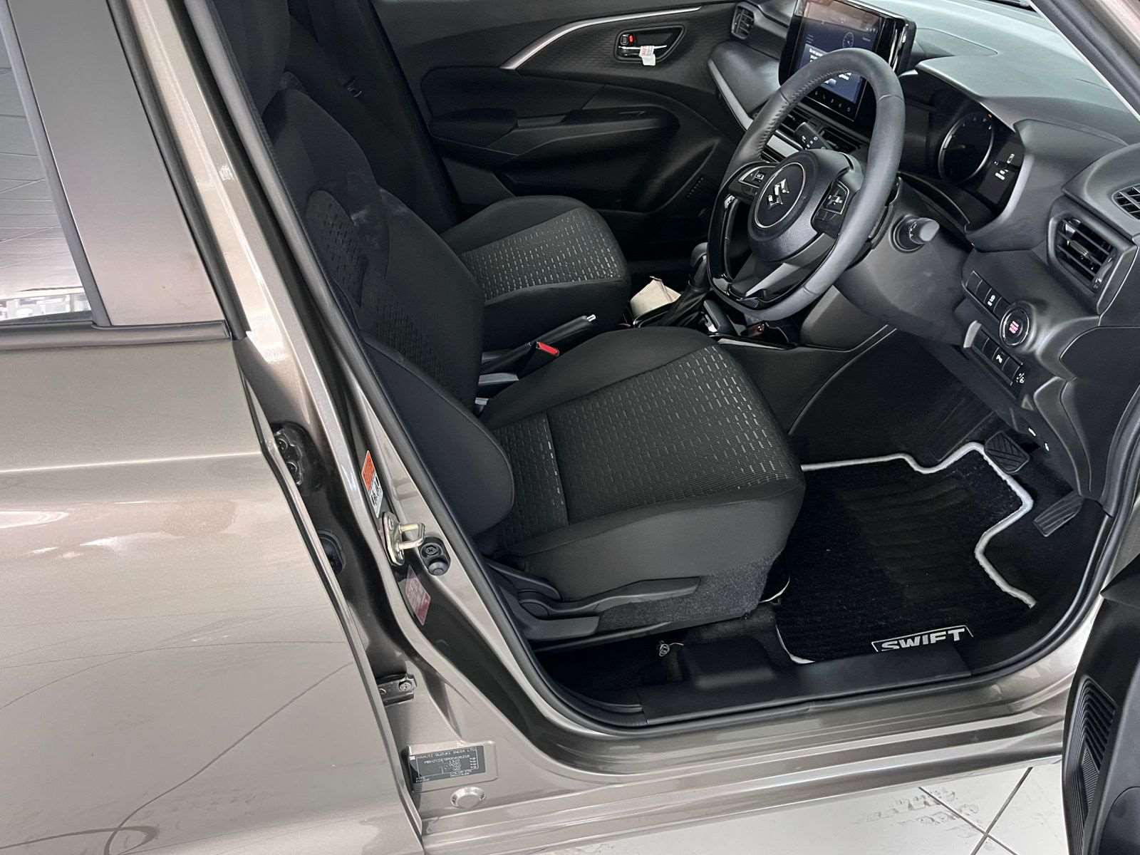 2025-MetallicMagmaGrey-Suzuki-Swift-12-GLX-CVT-8824131-8-1600x1200-1.jpg