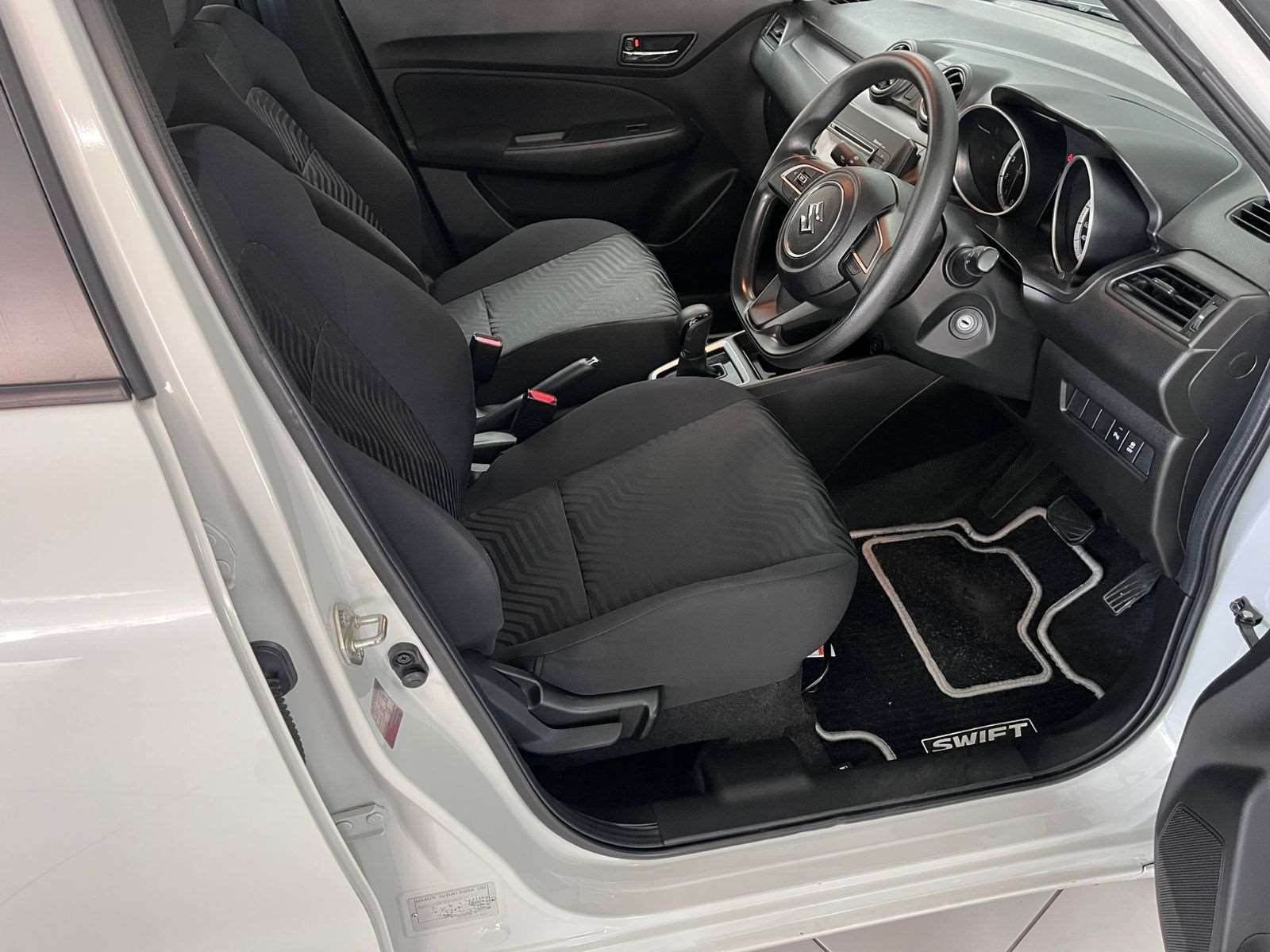 2024-White-Suzuki-Swift-12-GL-AMT-8836771-6-1600x1200-1.jpg
